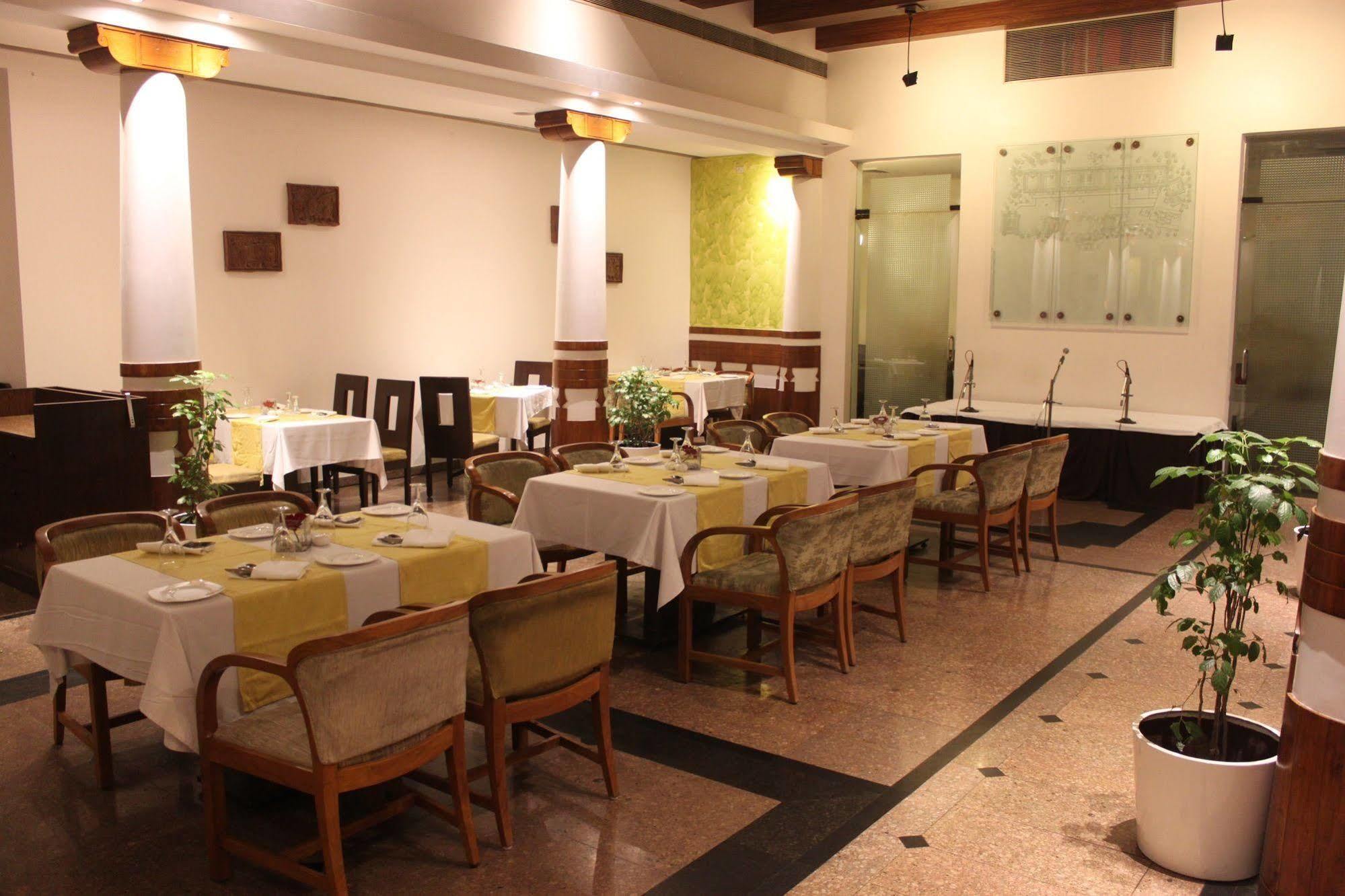 Hotel Maurya Patna Patna  Ngoại thất bức ảnh